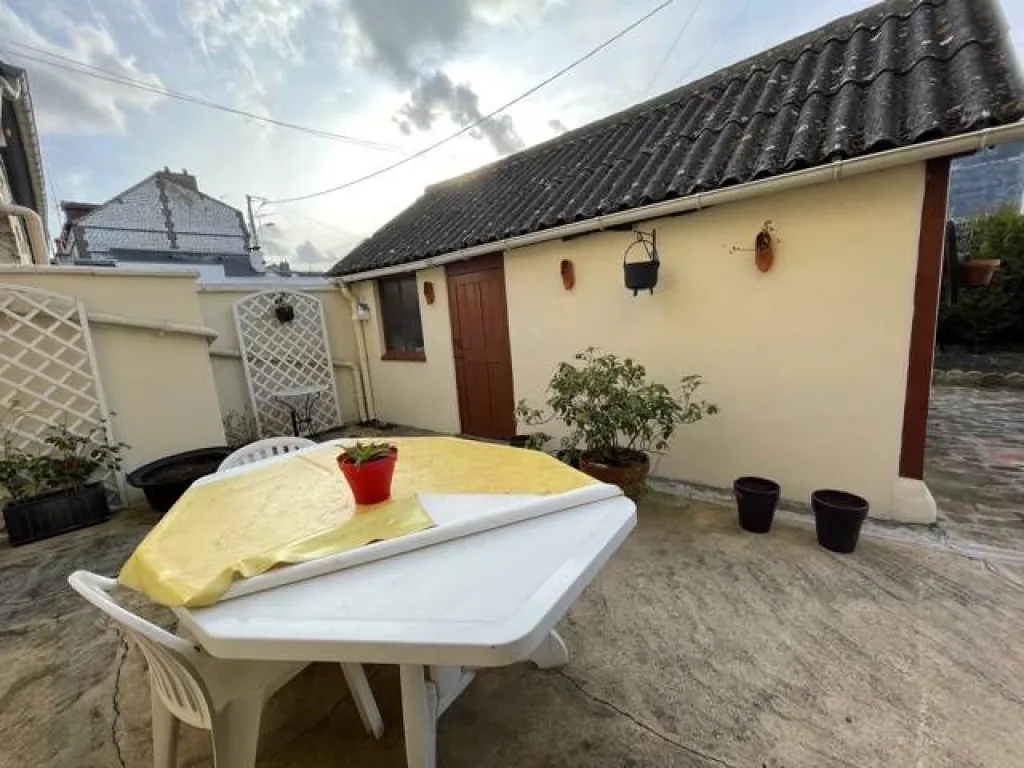 A acheter maison de ville en brique de 75m² avec garage et petit atelier sur 400m² sur la commune de CAUDEBEC LES ELBEUF 76320
