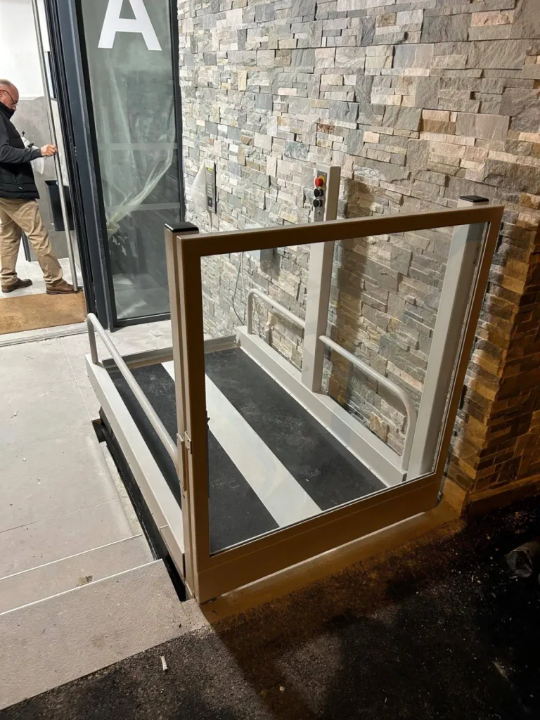 Accessibilité PMR assurée avec ce mini élévateur LEHNER dans une copropriété à la Ciotat près de Marseille