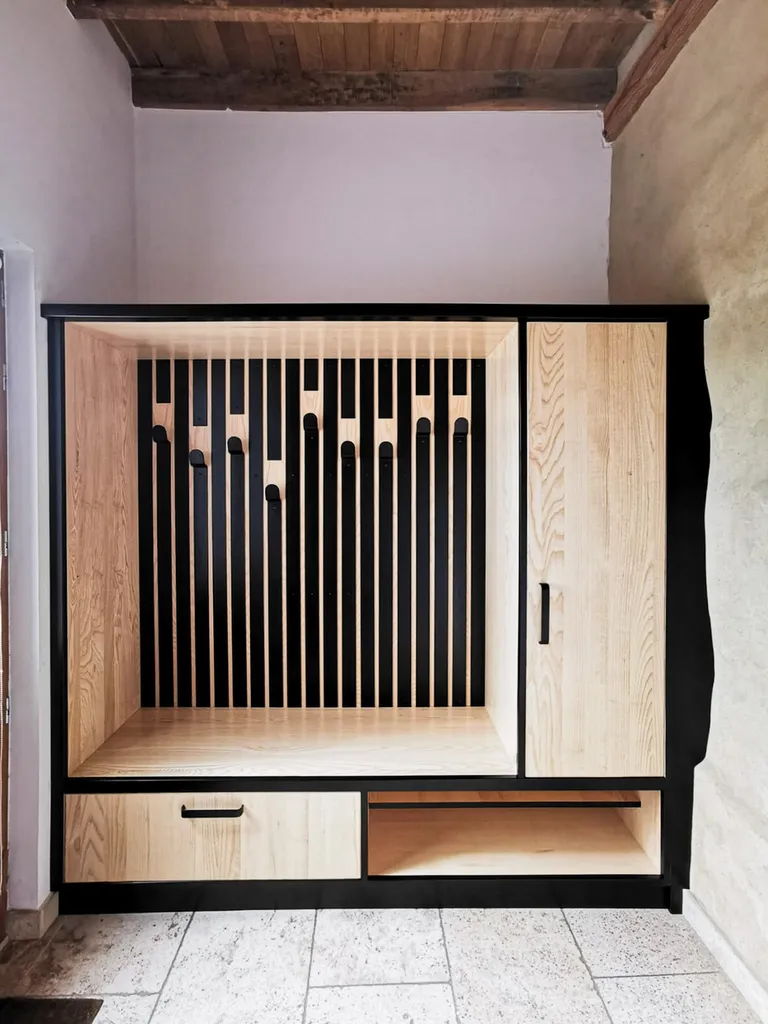 meuble d’entrée avec porte-manteau sur mesure et rangements intégrés à Sampzon