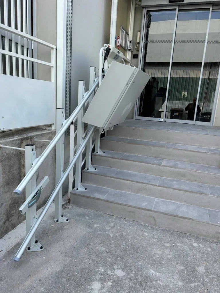 Déploiement de la plateforme oblique dans cet escalier droit extérieur près de Marseille