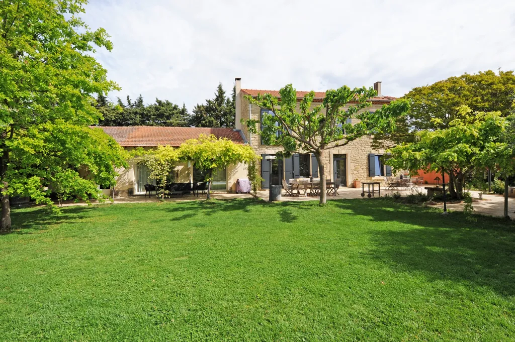 Pernes les Fontaines, Mas en pierres rénové avec piscine à proximité d'un village   