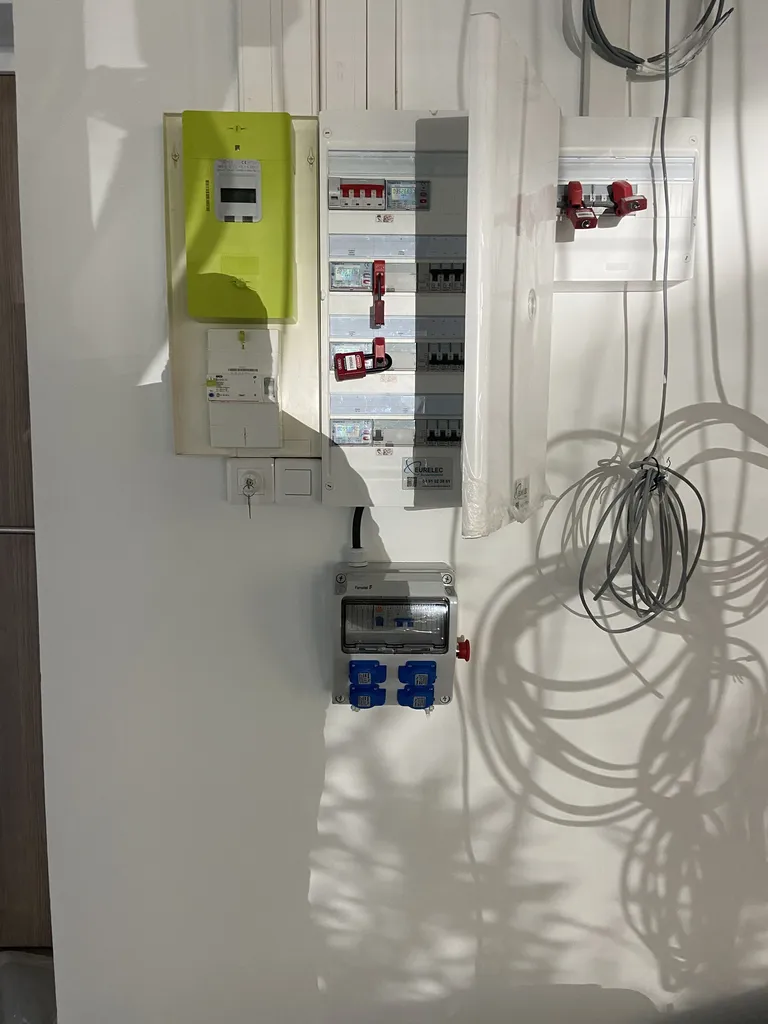 Tableau électrique neuf complet avec compteur disjoncteurs et prises installation sécurisée conforme idéale rénovation maison appartement ou local professionnel moderne à Aix en Provence