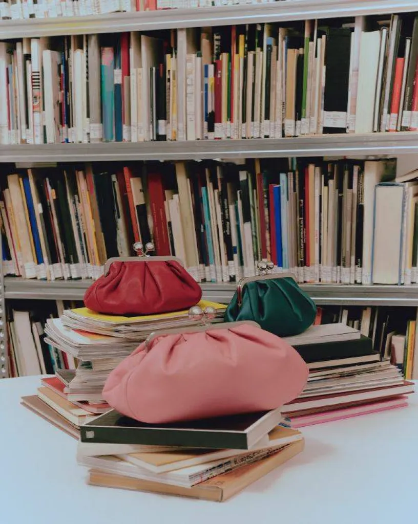 Le sac Pasticcino en raphia, en cuir, en tissu de chez Week-End Max Mara.