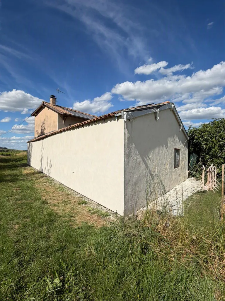 Sinistre sécheresse : fissures de désolidarisation actives apparues à la jonction entre l'extension en parpaings et le corps en pisé après l'intervention de stabilisation, ITE et crépi