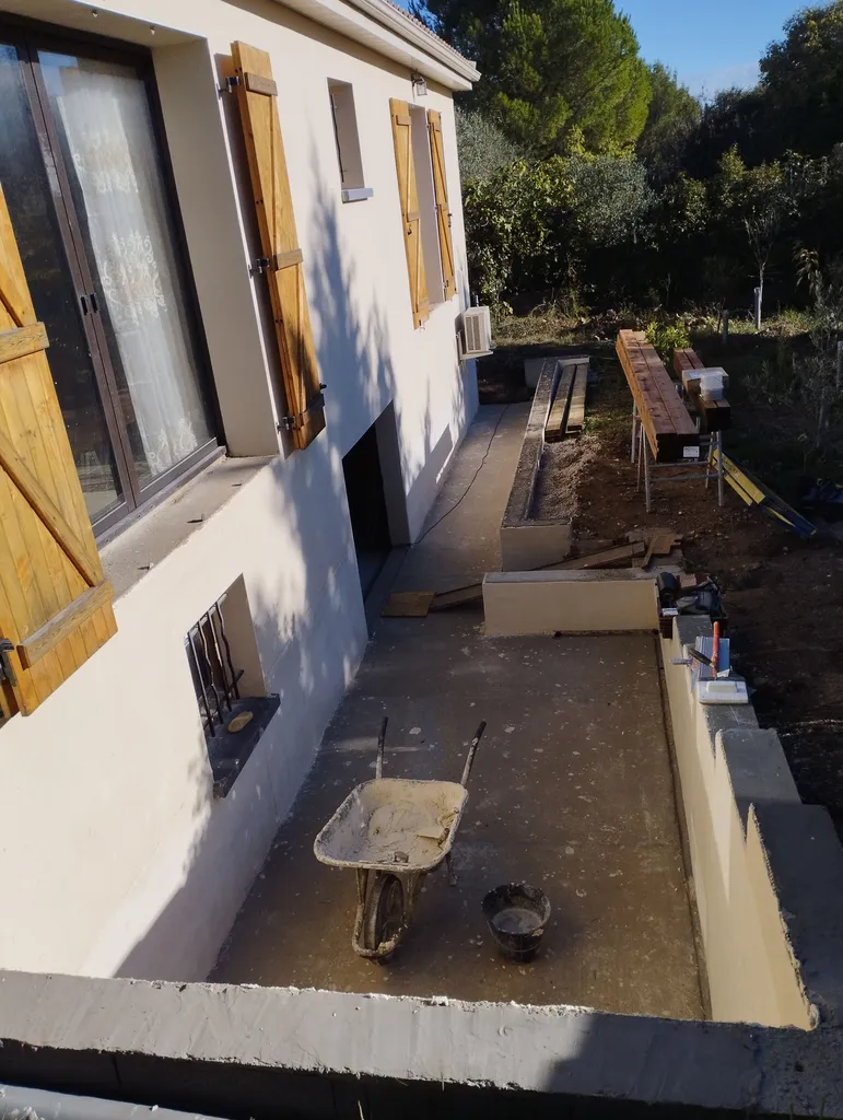 Terrasse en bois Douglas sur pilotis de 26 m² à Poussan – RC.Construction.Bois, artisan du Bassin de Thau