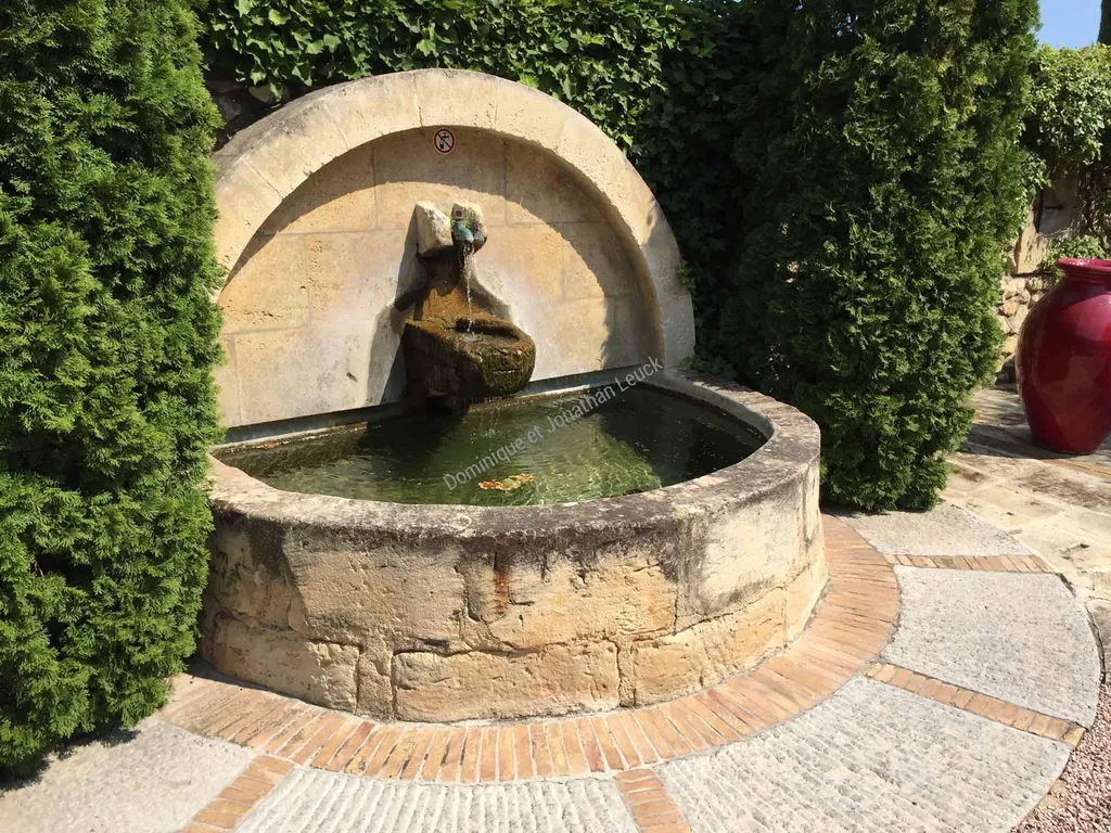 Fontaine murale en pierre de Fontvieille