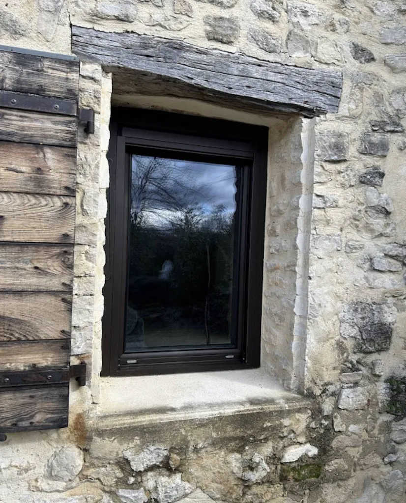 Installation de menuiseries en aluminium de la marque OuvertureS