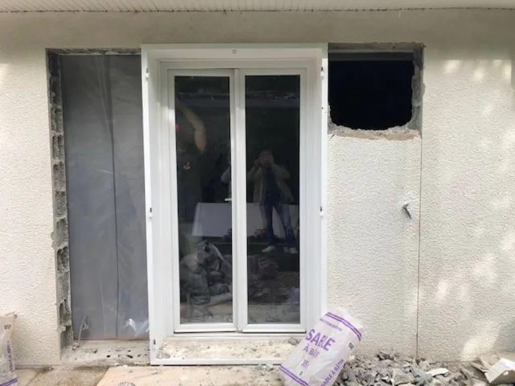 Agrandissement et remplacement d'une porte fenêtre PVC en coulissant deux vantaux en Aluminium à Corbas région Rhône Alpes Auvergne