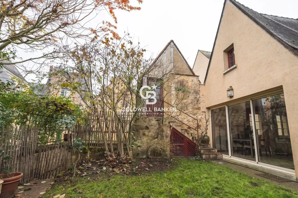 Maison emblématique à acheter dans le Vieux Mans – Propriété historique du XVIᵉ siècle avec jardin et vue dégagée