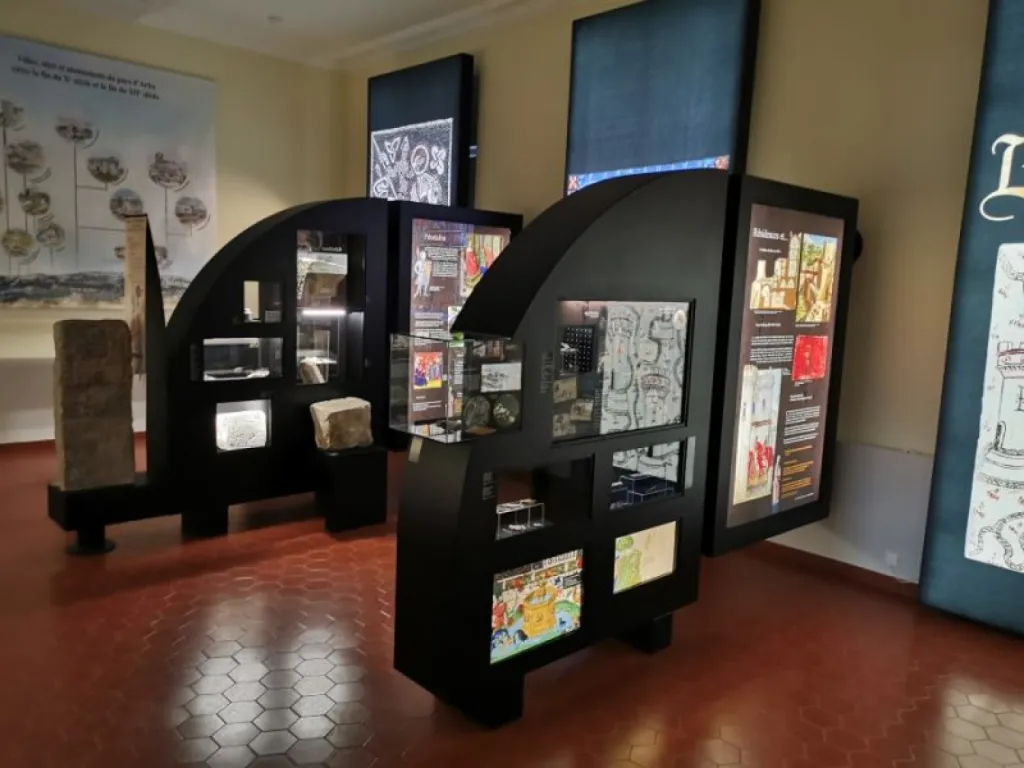 Décoration et fabrication de vitrines pour le musée ALPHONSE DAUDET sur FONTVIELLE 