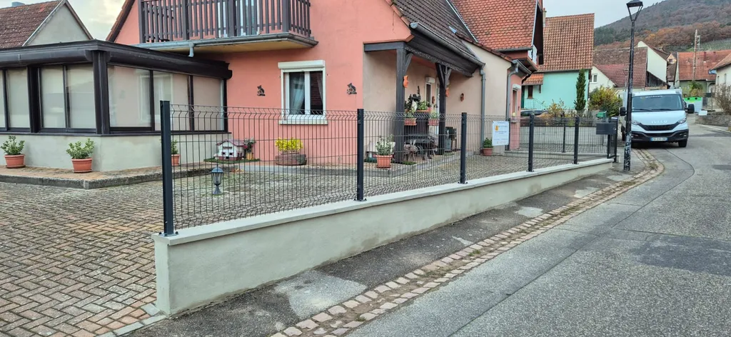 Installation clôture rigide avec portillon sur muret existant proche de Molsheim