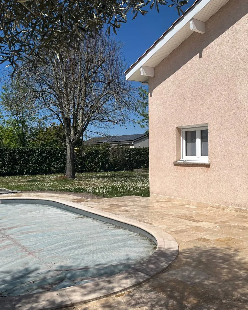 Terrasse de piscine en pierre naturelle à Bordeaux
