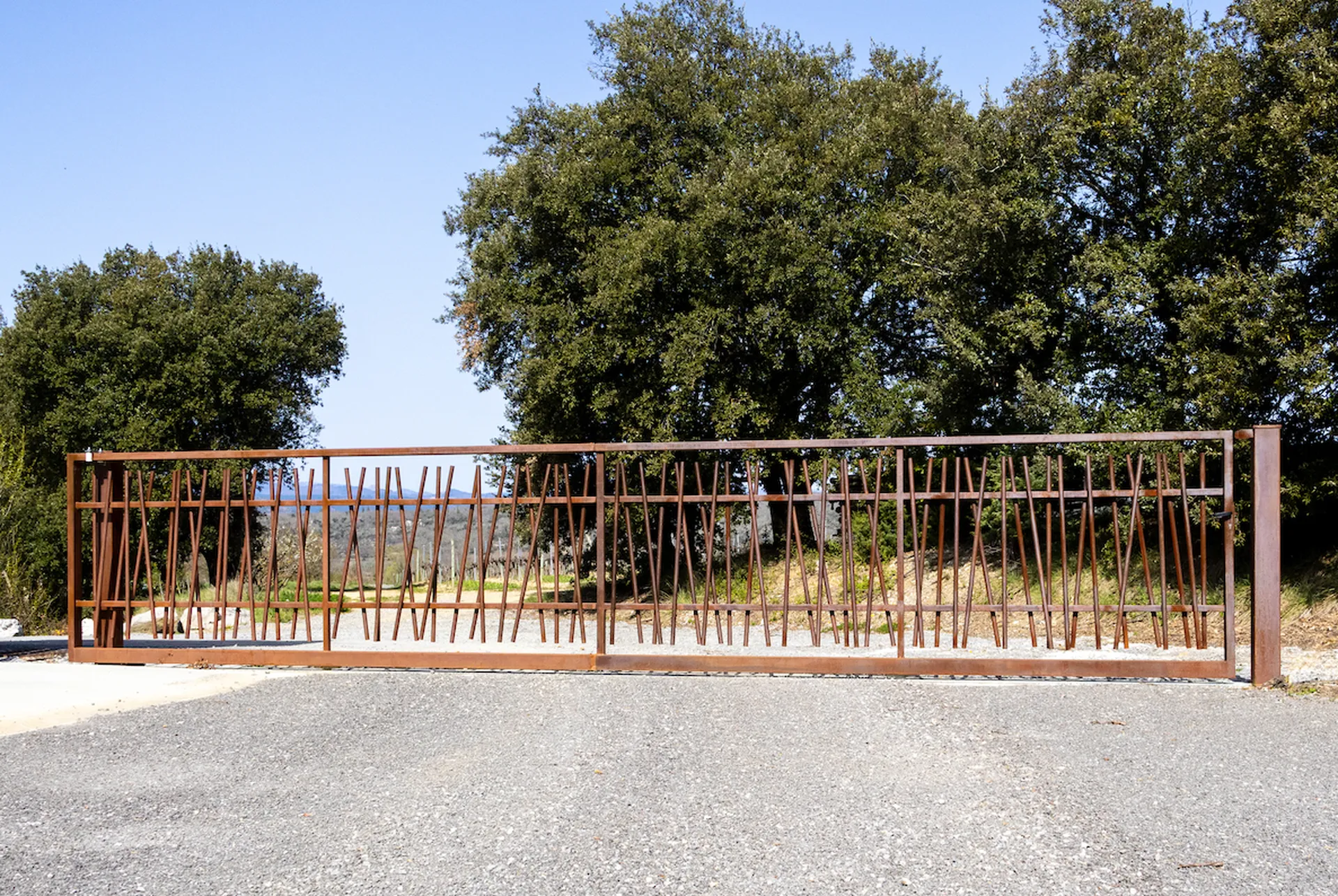Portail en fer effet rouille dans le sud Ardèche signée Willy Menuiserie.