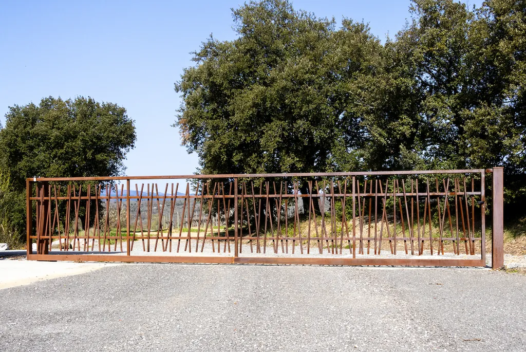 Portail en fer effet rouille dans le sud Ardèche signée Willy Menuiserie.