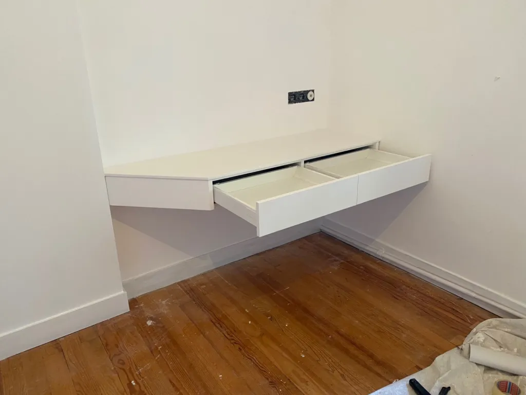 bureausur mesure en Corian sur bordeaux avec tiroir sur mesure