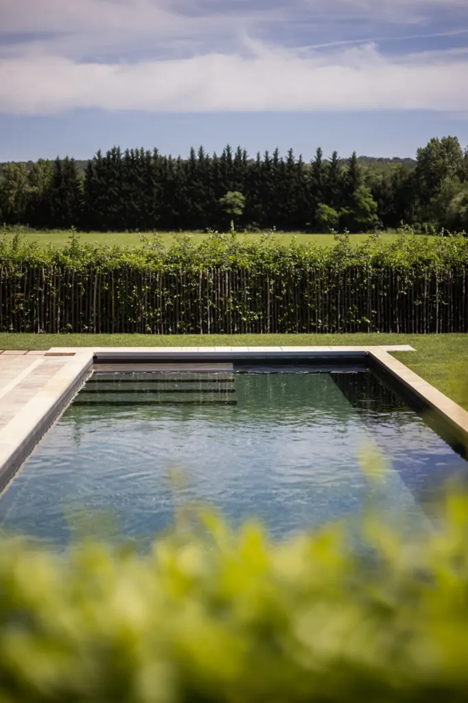 Découvrir des réalisations de piscines haut de gamme et sur mesure en béton dans le Gard