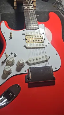 Rénovation Fender Stratocaster peinture, vernis et custom pickguard blanc à Sète 