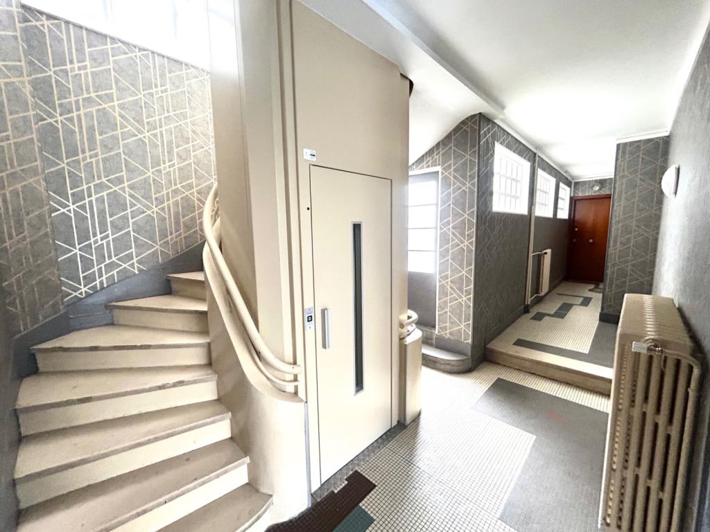 Appartement T3 en rez-de-chaussée (habitation ou professionnel) - Paris 15eme