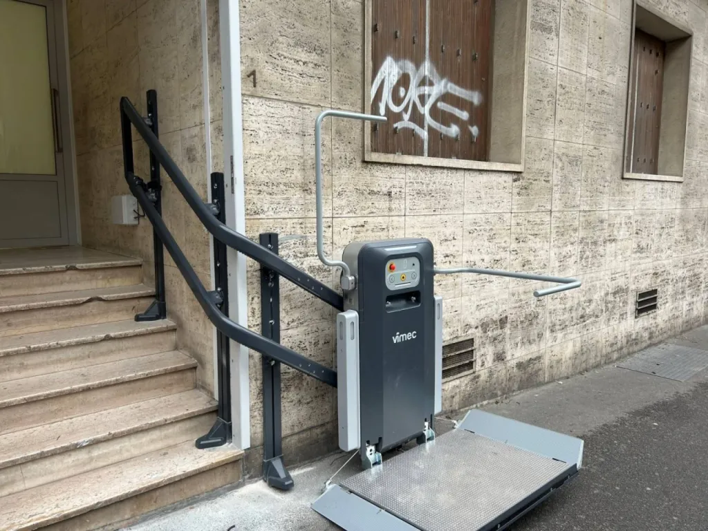 la plateforme oblique en partie basse pour acceuillir les patients de ce centre médical à Marseille