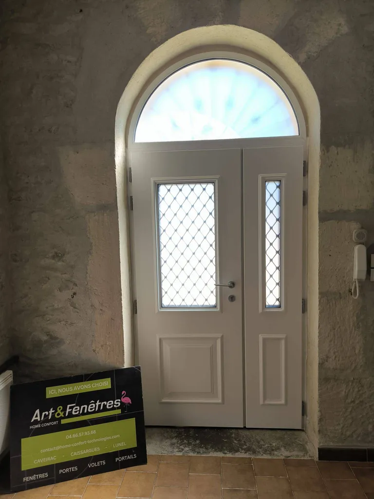 Installation d’une porte d’entrée blanche cintrée sur mesure à Carnas proche de Nîmes