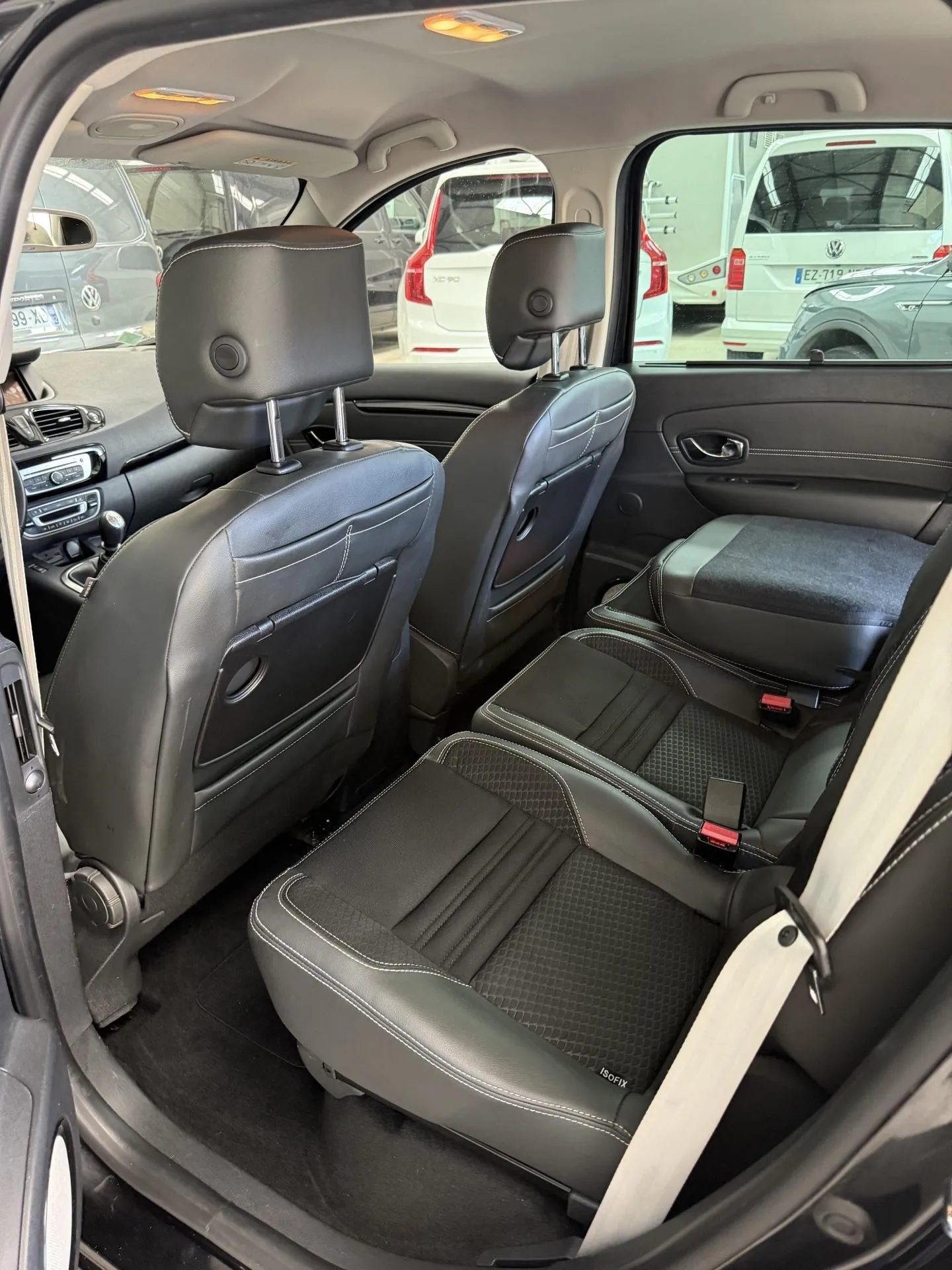 Un Renault Scénic transformé grâce à un nettoyage intérieur professionnel à Saint-Priest-en-Jarez