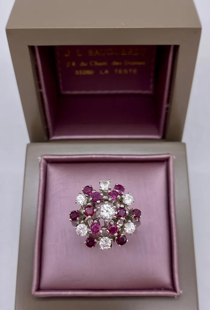 Bague forme marguerite en or blanc 750/1000ème avec rubis et oxydes blancs en dépôt vente chez Or Ligne à La Teste de Buch sur le Bassin d'Arcachon