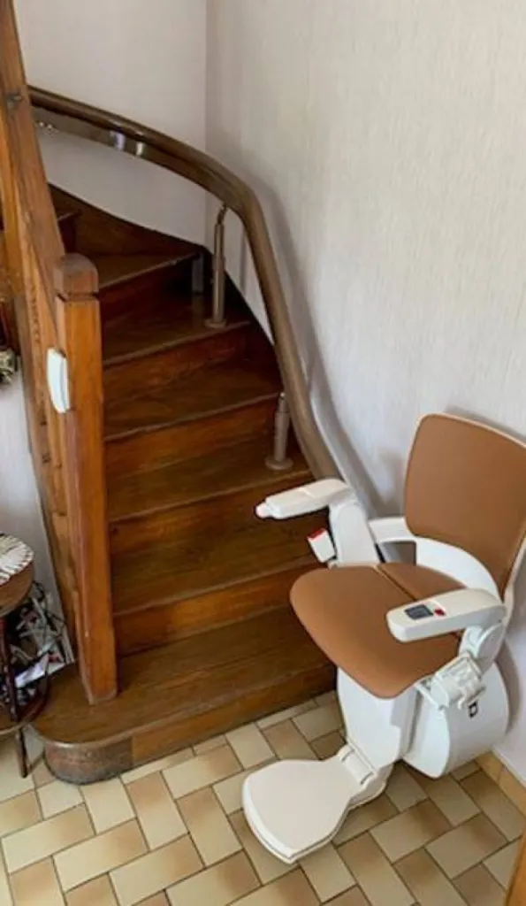 Fauteuil monte escalier dans un escalier bois un quart tournant en intérieur près d'Avignon