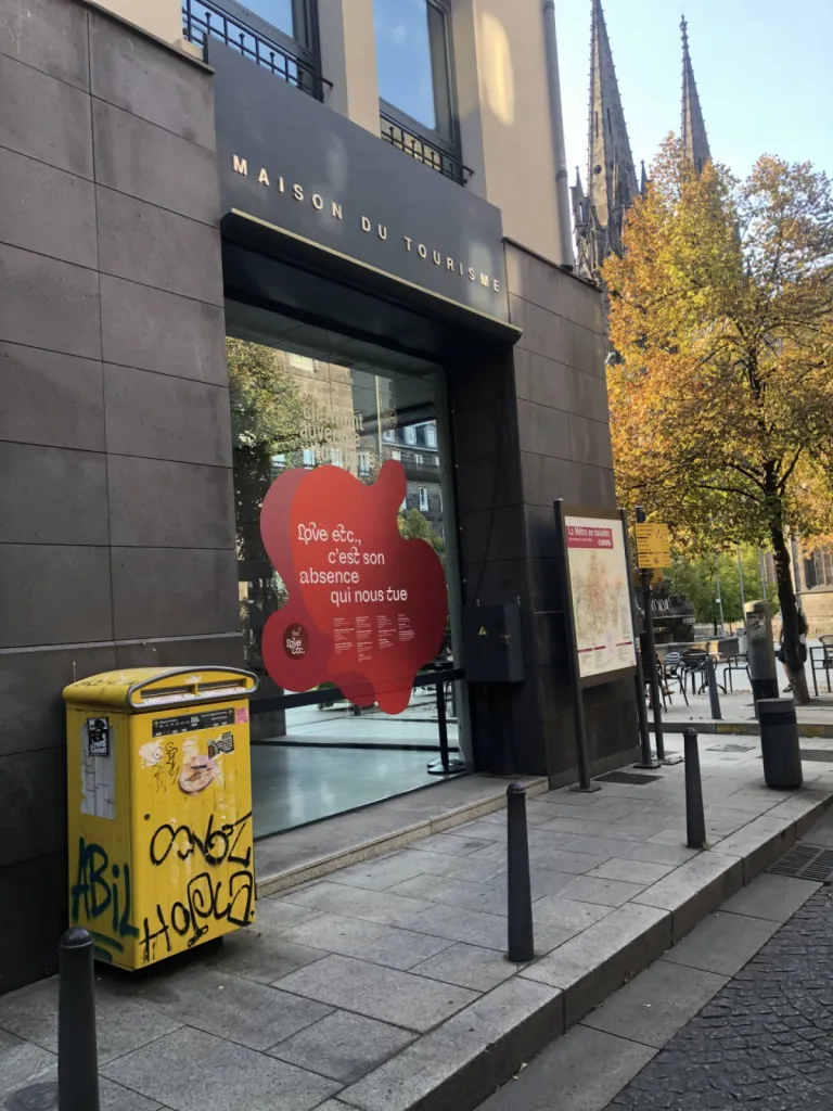 Impression Vitrophanie stickers découpé a la forme exposition LOVE à lyon