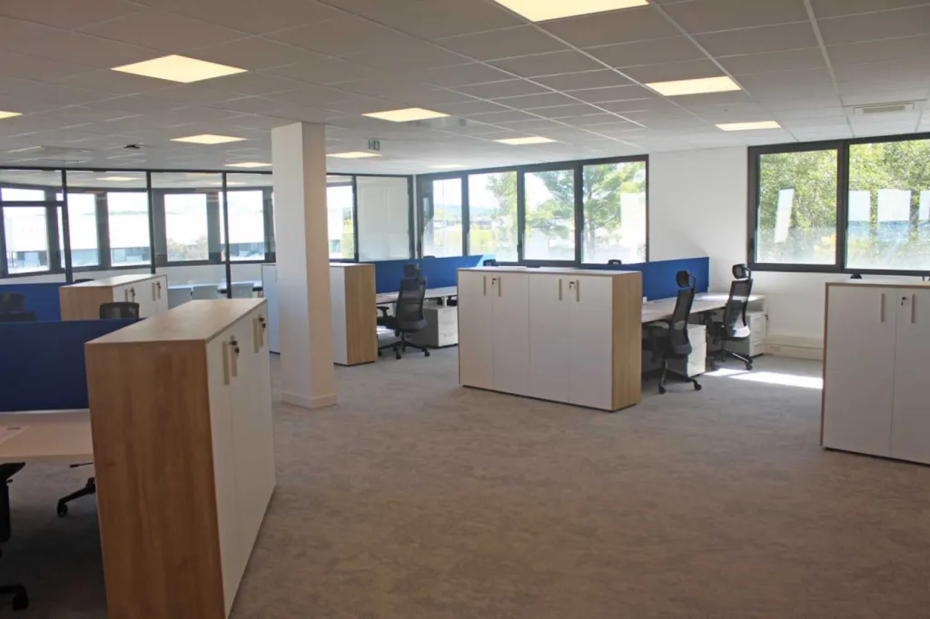 Aménagement de 500 m² à Aix-en-Provence pour 57 postes avec mobilier CIMIC, solutions acoustiques, salles de réunion et espace détente pour les Laboratoires Naos / Bioderma