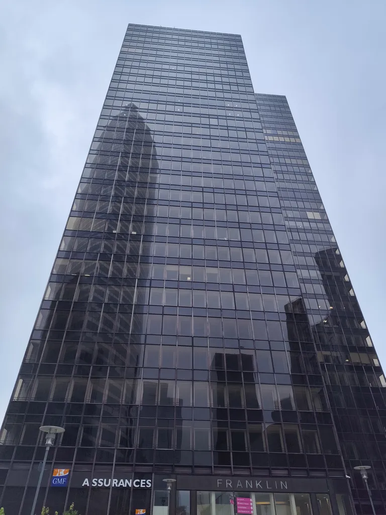 Films solaires effet transparent haute performance pour baies vitrées afin d’améliorer le  confort thermique des bureaux proche Paris la Défense 