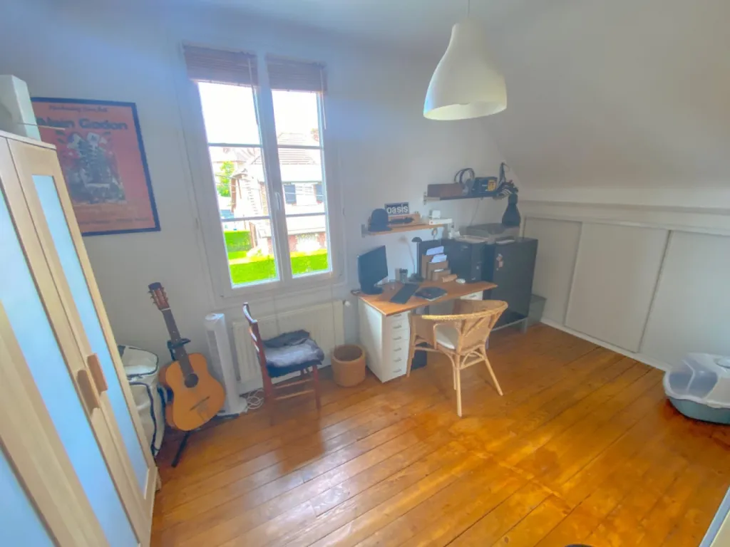 Dressing ou bureau attenant à la seconde chambre
