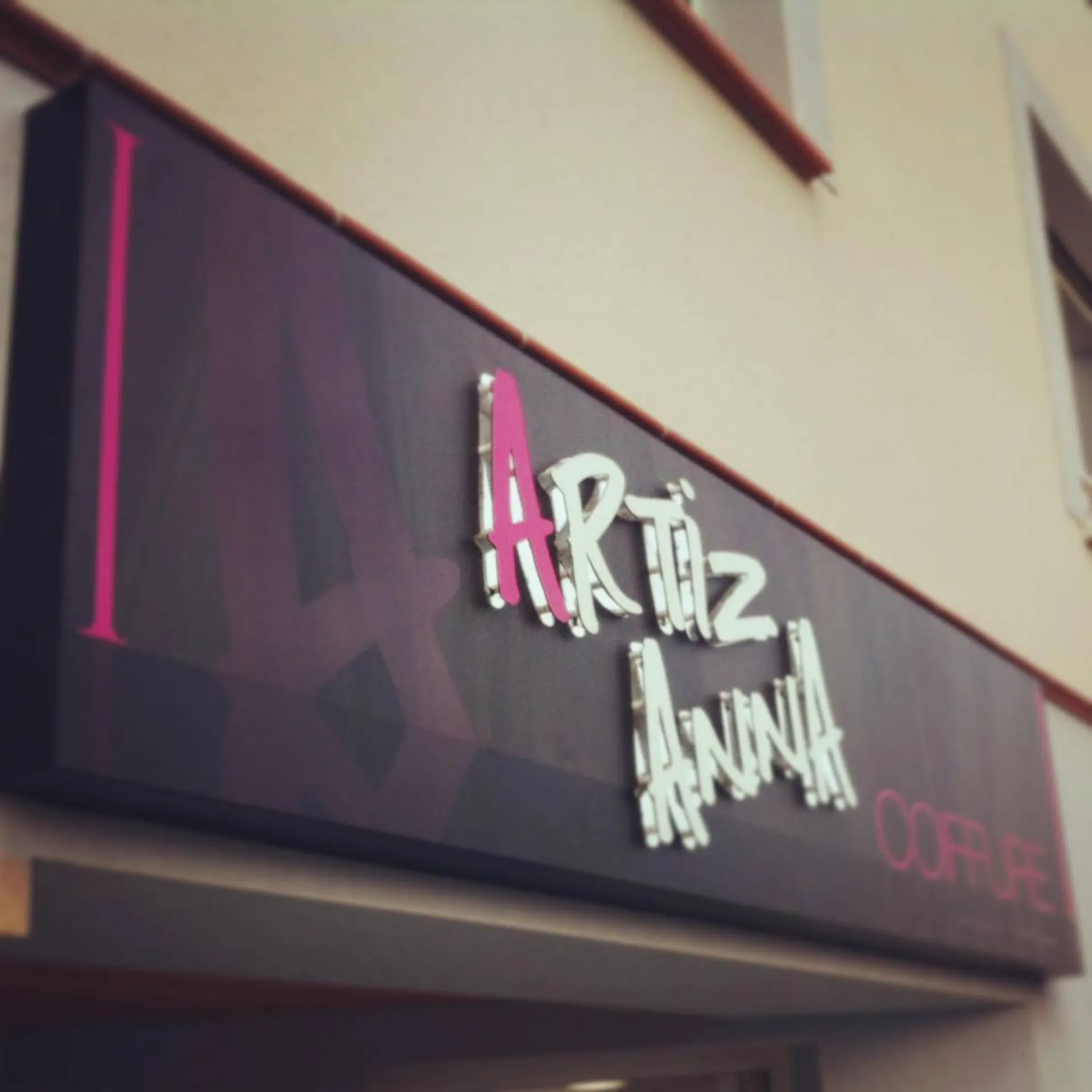 Enseigne pour le salon de coiffure Artiz Anna avec rétro éclairage Muret