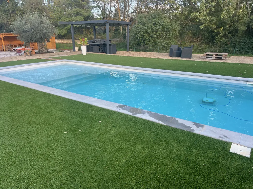Pose d'une piscine coque polyester avec plage coloris bleu modèle Sherry Lounge aux Pennes Mirabeau