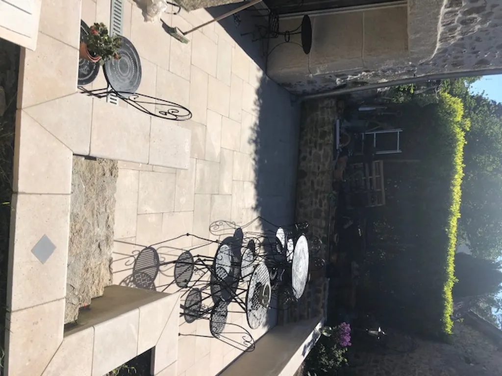 TERRASSE / DALLAGES EXTERIEURS EN PIERRE NATURELLE DE SAHARA BEIGE