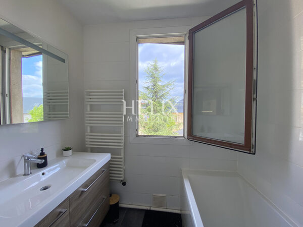 Le Pecq Place Royale- appartement traversant 4 pièces de 67.25 m2