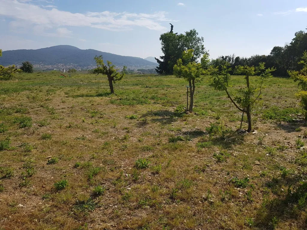 Terrain constructible à LA CRAU