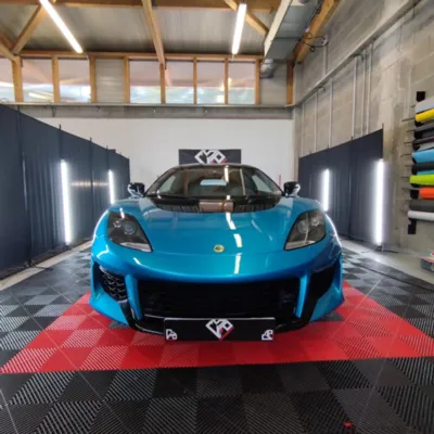 Covering complet Hexis bleu et personnalisation capot 3M sur Lotus Evora 400 à Clermont-Ferrand avec reproduction stickers d’origine