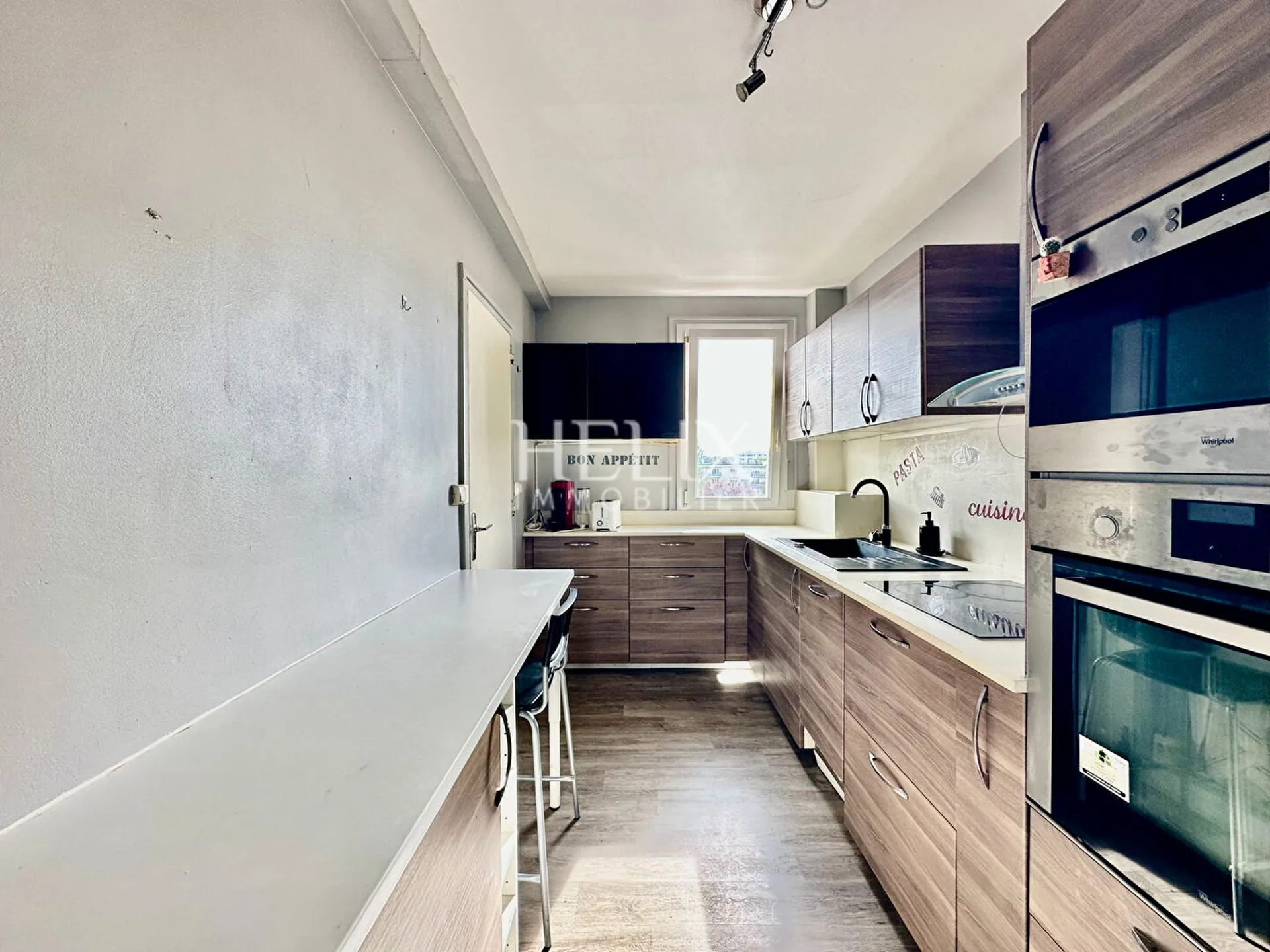 Sous compromis à Plaisir pour cet appartement de 3 pièces avec 2 chambres au dernier dernier étage de la résidence Petit Bontemps