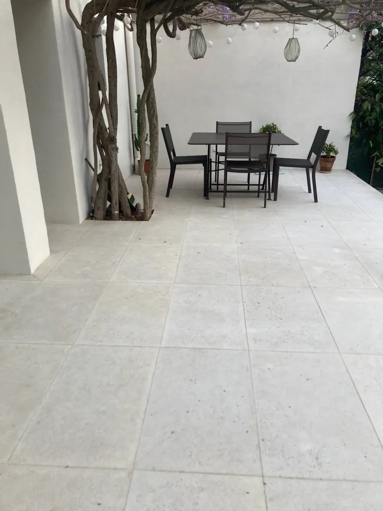 TERRASSE / DALLAGES EXTERIEURS EN PIERRE NATURELLE DE SAHARA BEIGE 