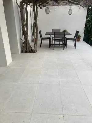 TERRASSE / DALLAGES EXTERIEURS EN PIERRE NATURELLE DE SAHARA BEIGE 