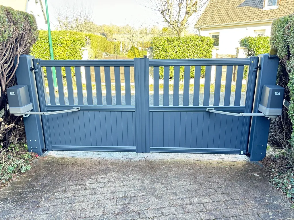 Installation de Portail battant motorisé, Portillon en aluminium et Clôtures sur muret à Cormeilles dans l'Eure 27 et ses Alentours