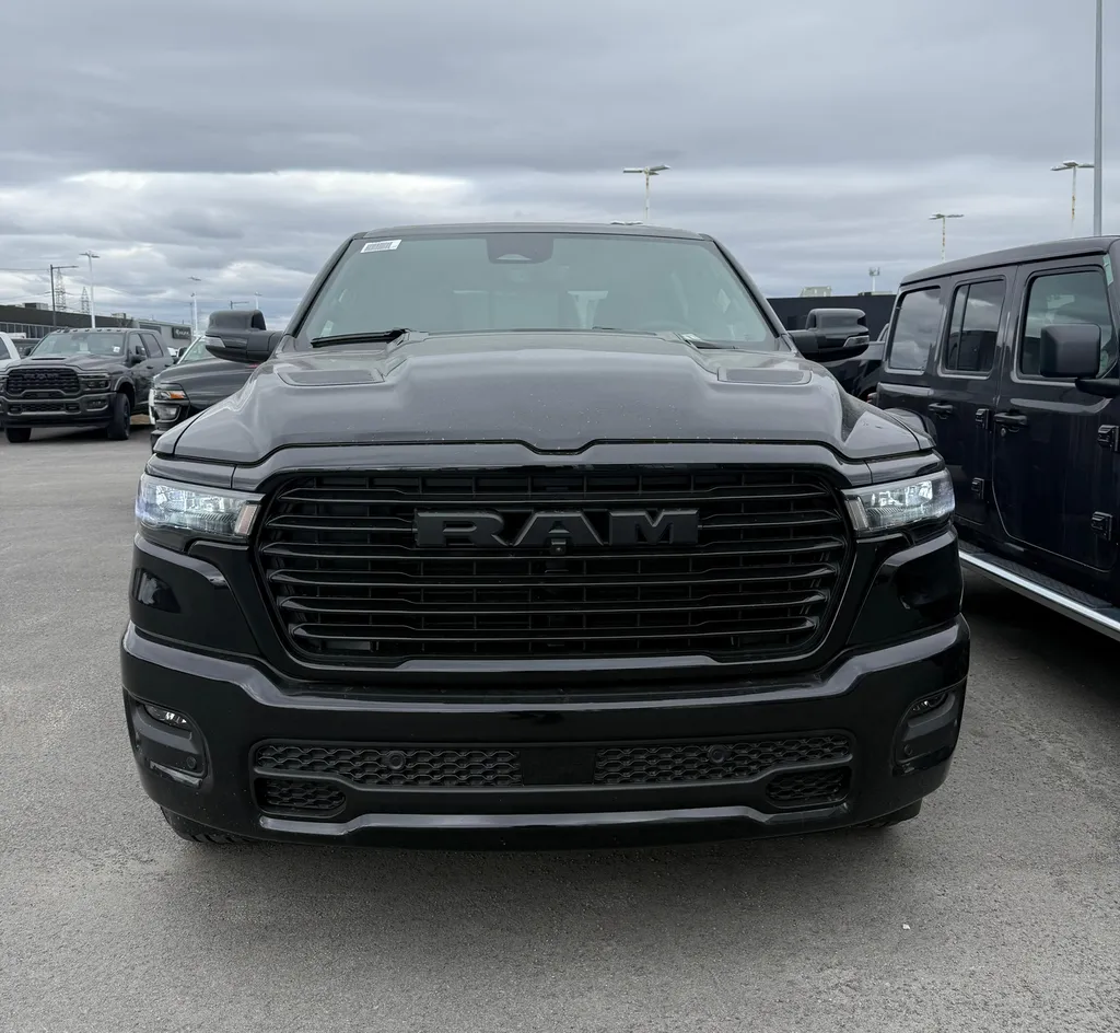 RAM 1500 2026 Sport Premium noir : calandre avant et design premium américain