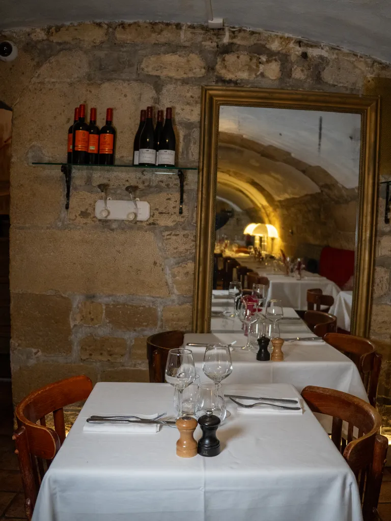 Privatisation d'une salle dans un restaurant bistronomique pour un baptême pour 20 personnes à Paris dans le quartier de notre Dame 5 em arrondissement
