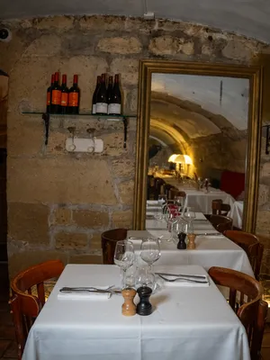 Privatisation d'une salle dans un restaurant bistronomique pour un baptême pour 20 personnes à Paris dans le quartier de notre Dame 5 em arrondissement