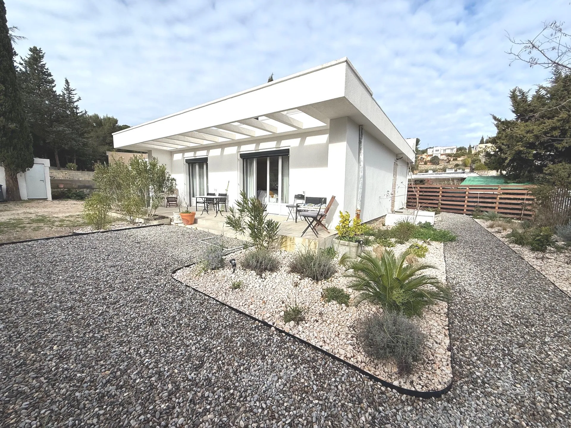 Terrain plat avec une piscine neuve