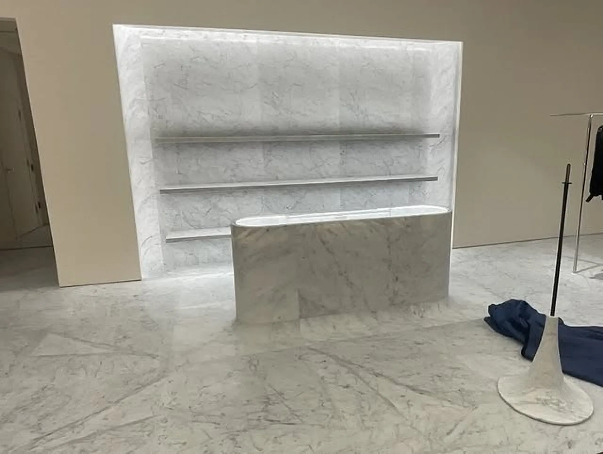 revetement et mobilier taillés dans un bloc de marbre blanc carrare boutique Alaia Las Vegas