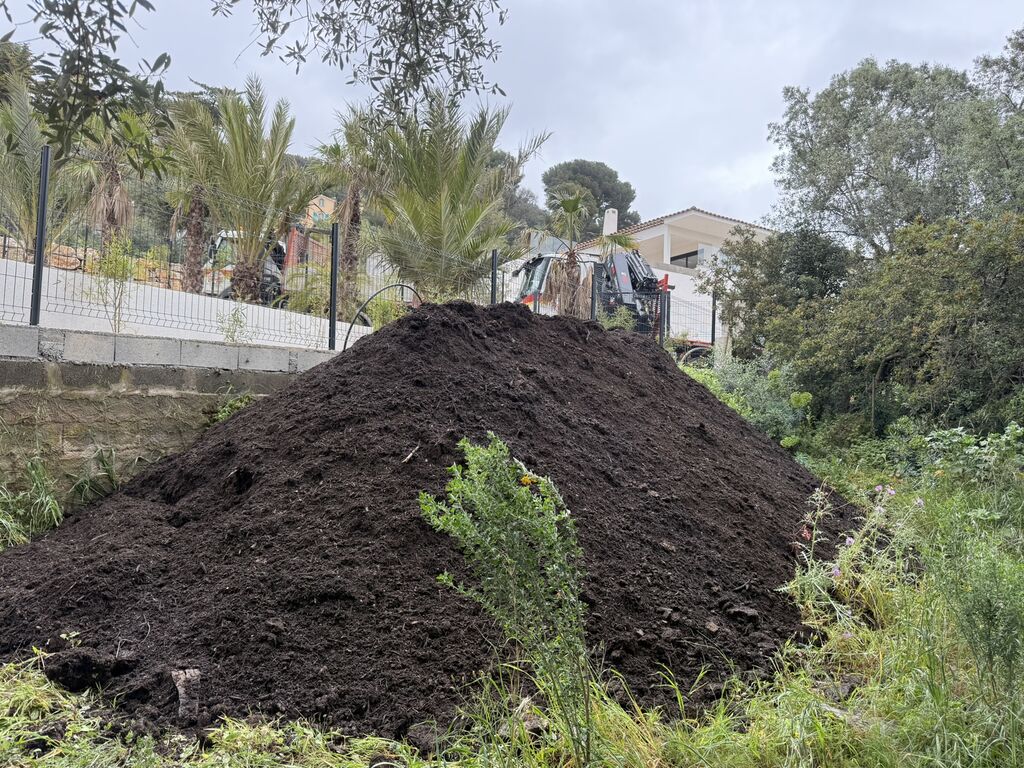 Acheter du terreau composté et de la terre végétale tamisée pour enrichir vos plantations à La Garde