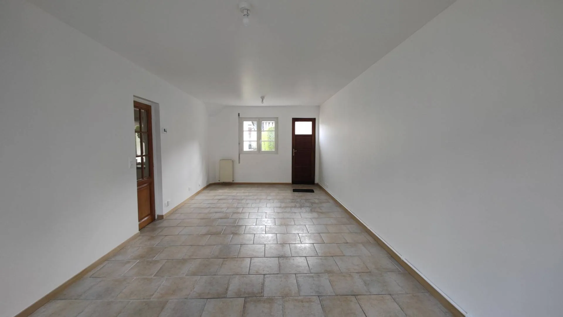 Vends : Séjour Lumineux - Un séjour baigné de lumière, idéal pour se détendre en famille ou entre amis après une journée bien remplie.