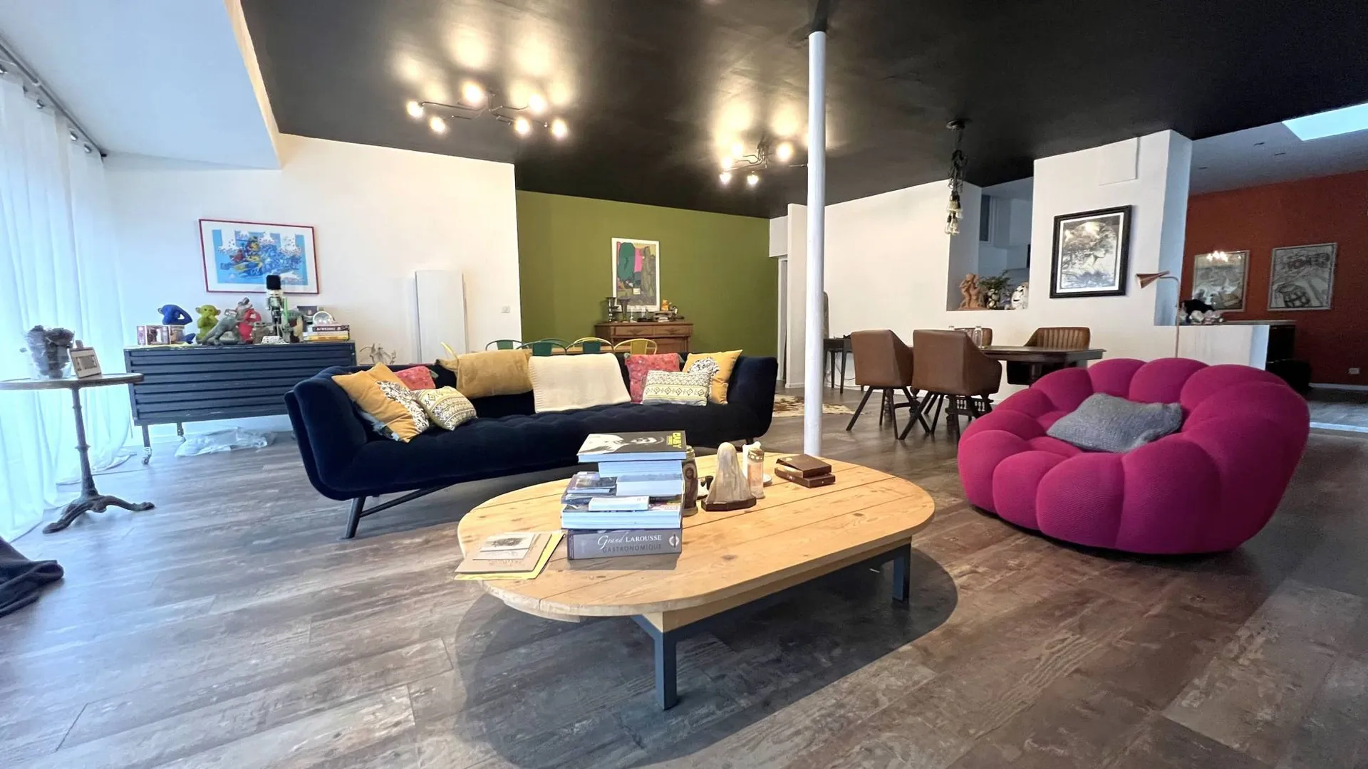 A vendre Immeuble belle époque du XVIIIème siècle, rénové entièrement d'environ 320m² en plein cœur du Tréport 76470. Composé d'un grand espace de vie en RDC et de 6 appartements