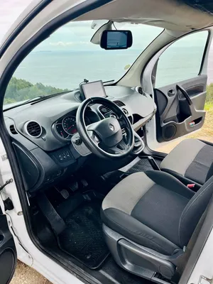 FOURGON RENAULT AVEC CAMERA DE RECUL
